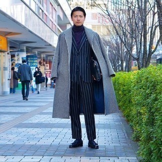 Как носить фиолетовую водолазку с белым длинным пальто