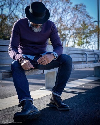 С чем носить фиолетовый свитер с v-образным вырезом мужчине