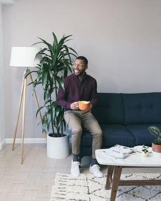 С чем носить фиолетовый свитер с воротником на молнии мужчине