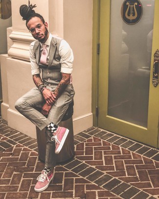 Как носить жилет с высокими кедами