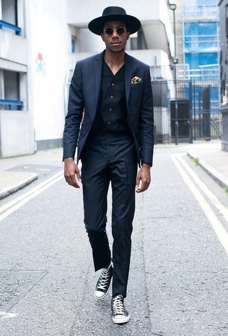 Как носить жилет с высокими кедами