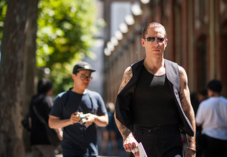 Как носить жилет с майкой