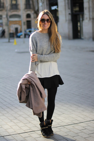 Как носить кроссовки на танкетке с пальто