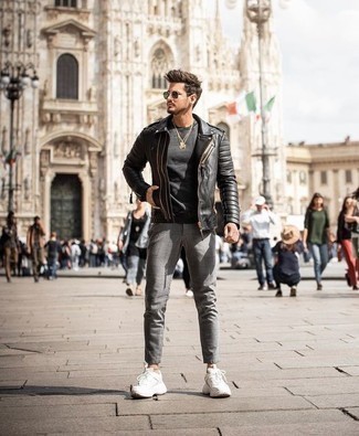Какие косухи носить с бело-черными кроссовками мужчине