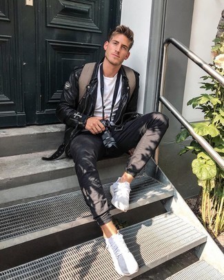 Какие косухи носить с бело-черными кроссовками мужчине