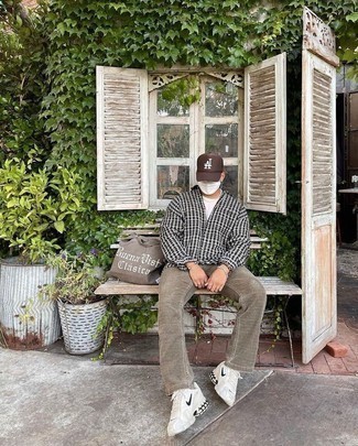 С чем носить бело-черные кроссовки мужчине