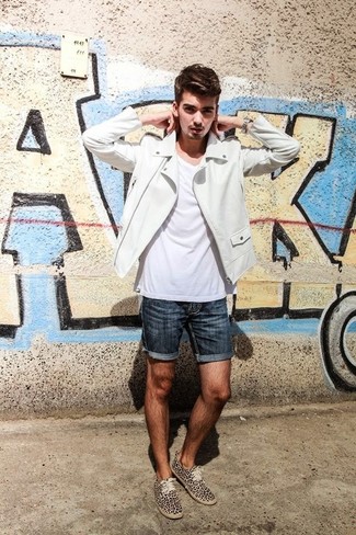 Какие низкие кеды носить с бело-черной косухой мужчине