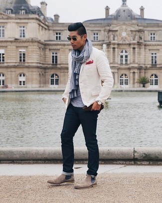 Какие джинсы носить с бело-черным пиджаком мужчине