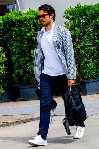 Какие футболки-поло носить с бело-черным пиджаком мужчине