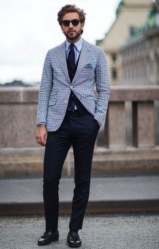 Какие трикотажные жилеты носить с бело-черным пиджаком мужчине