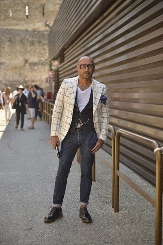 Какие жилеты носить с бело-черным пиджаком