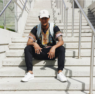 С чем носить бело-черный рюкзак из плотной ткани мужчине