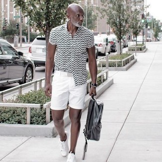 С чем носить бело-черный ремень из плотной ткани мужчине