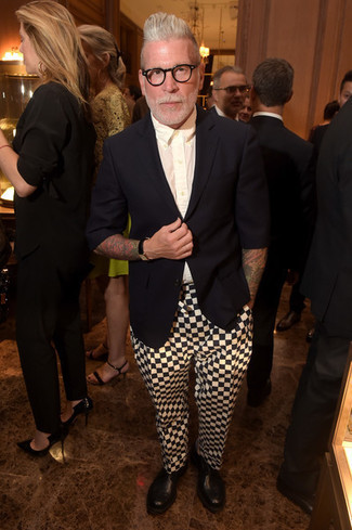 С чем носить бело-черные брюки чинос в клетку