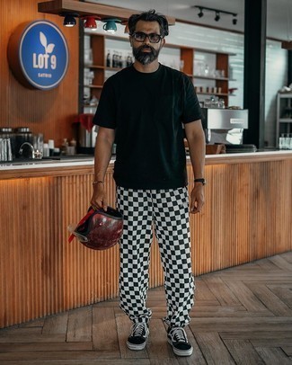 С чем носить бело-черные брюки чинос в клетку