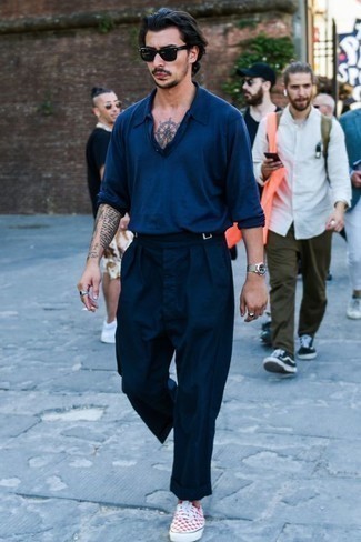 С чем носить бело-черные низкие кеды в клетку мужчине