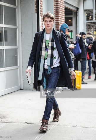 С чем носить бело-черный шарф в клетку мужчине