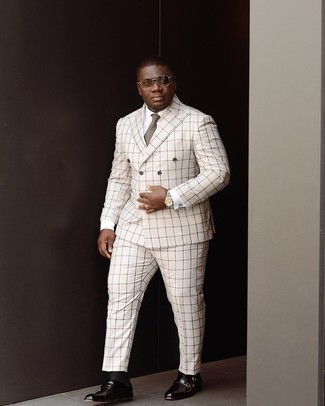 С чем носить бело-черный костюм в клетку