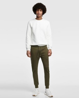 С чем носить бело-черный свитер с круглым вырезом с узором зигзаг мужчине