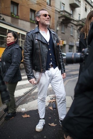 Какие косухи носить с бело-черными брюками чинос