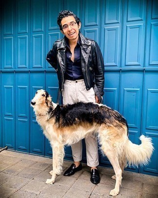 Какие косухи носить с бело-черными брюками чинос