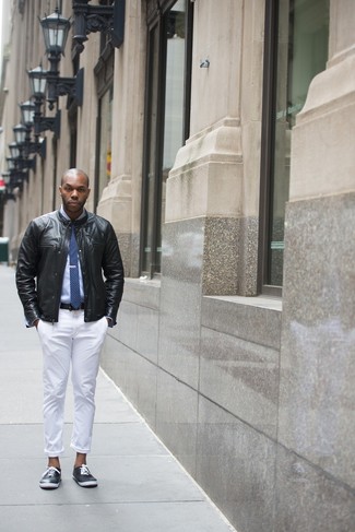 Какие бомберы носить с бело-черными брюками чинос