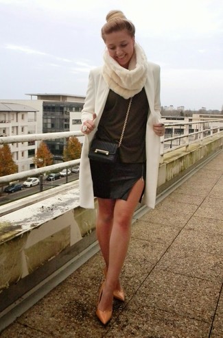 Какие туфли носить с бело-черным пальто