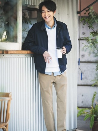 Какие бомберы носить с бело-черным свитером с круглым вырезом мужчине