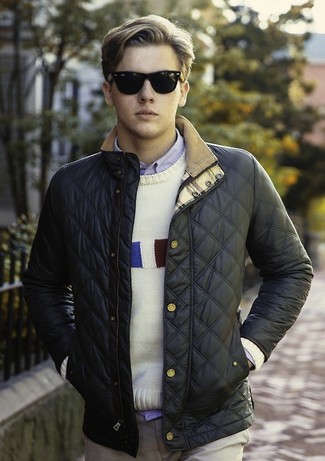 Какие бомберы носить с бело-черным свитером с круглым вырезом мужчине
