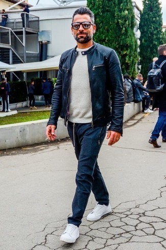 Какие бомберы носить с бело-черным свитером с круглым вырезом мужчине