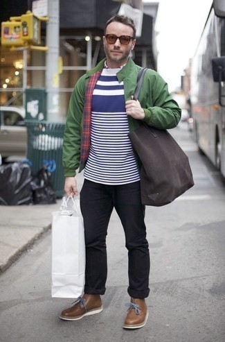 Какие бомберы носить с бело-черным свитером с круглым вырезом мужчине