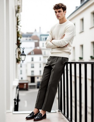 С чем носить бело-черный свитер с круглым вырезом мужчине