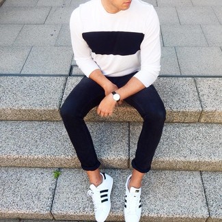 С чем носить бело-черный свитер с круглым вырезом мужчине