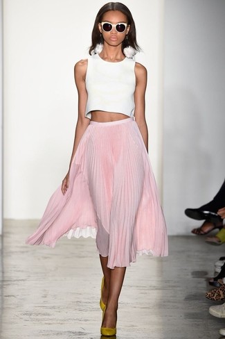 Какие туфли носить с бело-черным укороченным топом