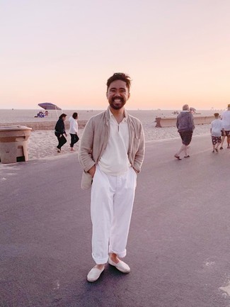 Какие футболки-поло носить с бело-черными эспадрильями мужчине