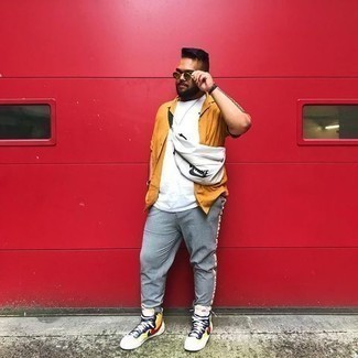 С чем носить бело-черную поясную сумку мужчине