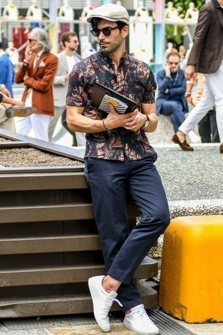 С чем носить бело-черную кепку мужчине