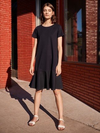 С чем носить бело-черные сандалии на плоской подошве