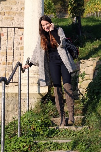 С чем носить бело-черный рюкзак с геометрическим рисунком женщине