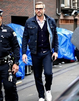 С чем носить бело-черные высокие кеды мужчине