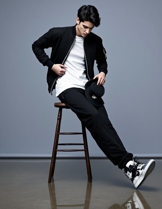 С чем носить бело-черные высокие кеды мужчине