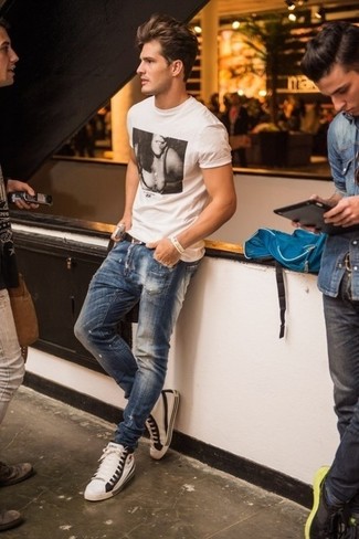 С чем носить бело-черные высокие кеды мужчине