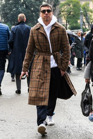 Какие длинные пальто носить с бело-черным худи