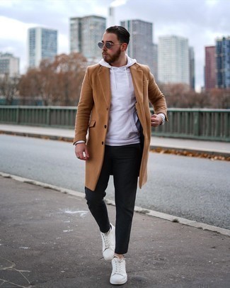 Какие длинные пальто носить с бело-черным худи