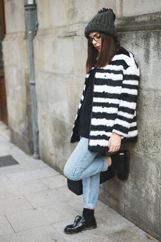 С чем носить бело-черную шубу в горизонтальную полоску