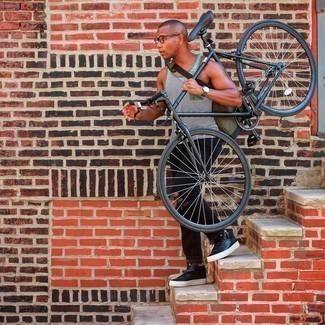 С чем носить бело-черную майку в горизонтальную полоску мужчине