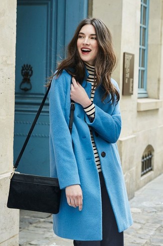 С чем носить бело-черную водолазку в горизонтальную полоску женщине