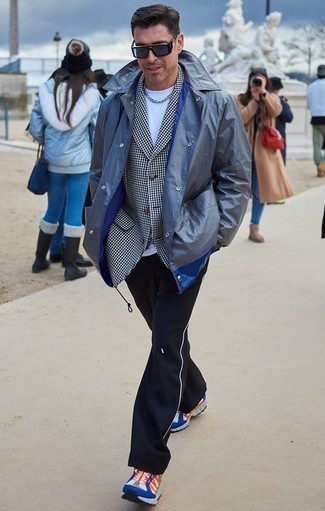 Как носить бело-черный пиджак с узором "гусиные лапки" с синим дождевиком мужчине