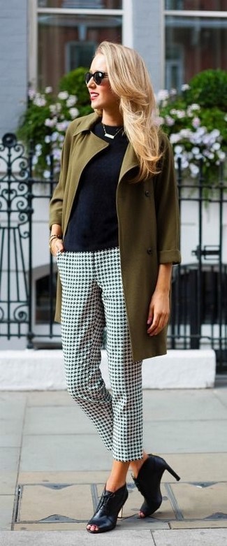С чем носить бело-черные классические брюки с узором "гусиные лапки" женщине