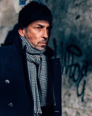 С чем носить бело-черный шарф с узором "гусиные лапки" мужчине